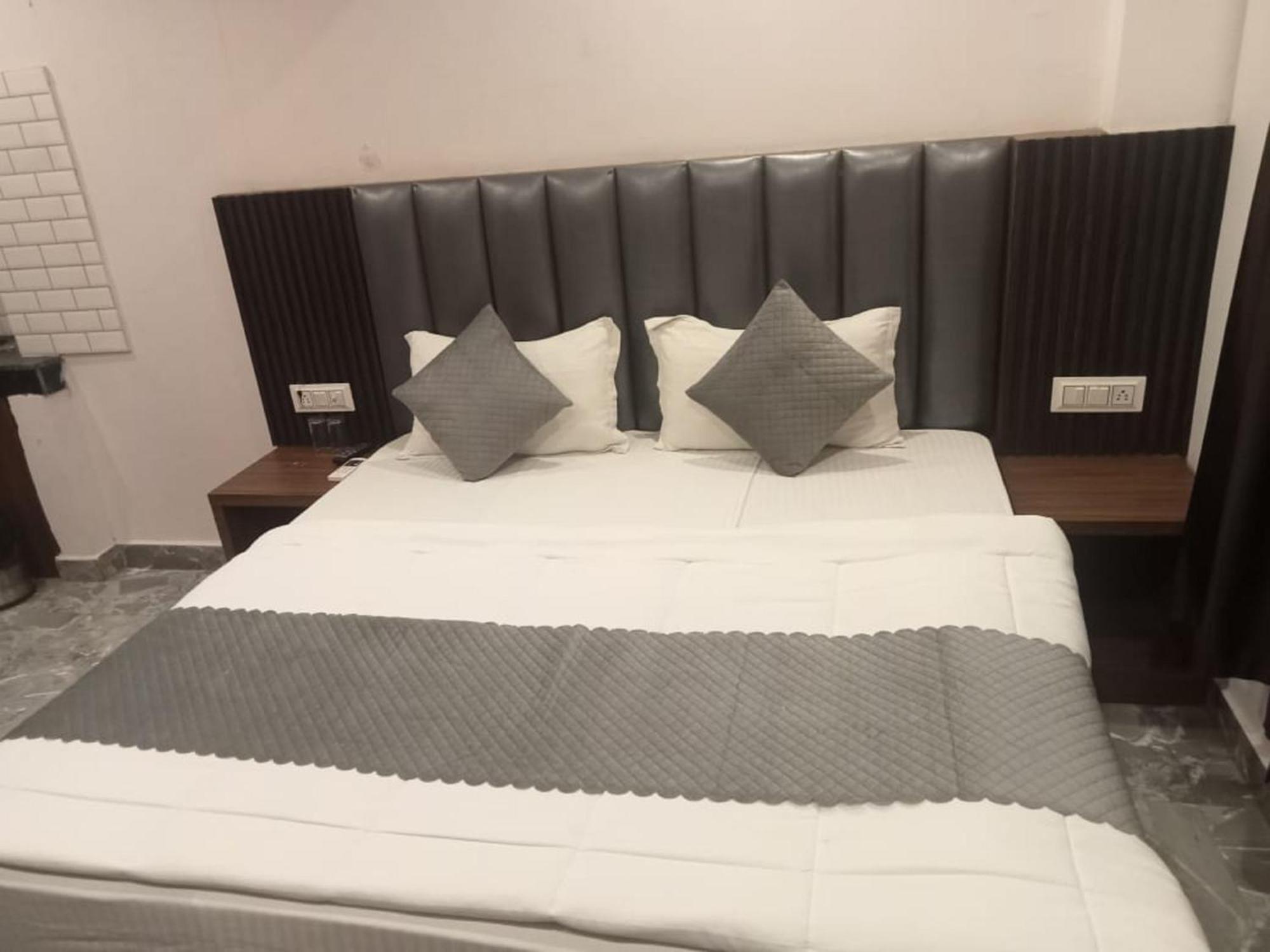 Del Fox Hotel Shanti Residency - Just A Minute Away From New Delhi Railway Station And Connaught Place & 5 Mins From Vfs מראה חיצוני תמונה