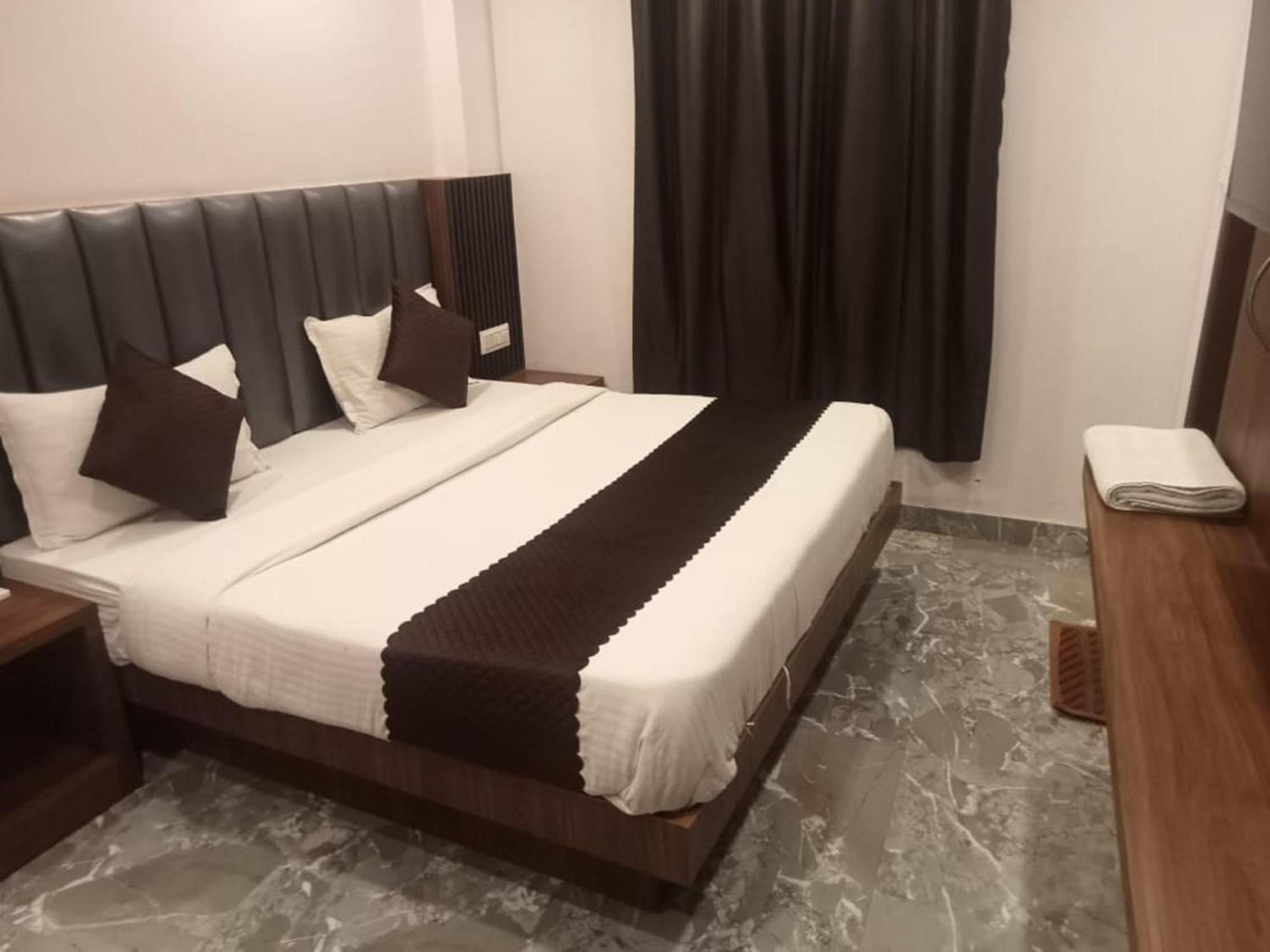Del Fox Hotel Shanti Residency - Just A Minute Away From New Delhi Railway Station And Connaught Place & 5 Mins From Vfs מראה חיצוני תמונה