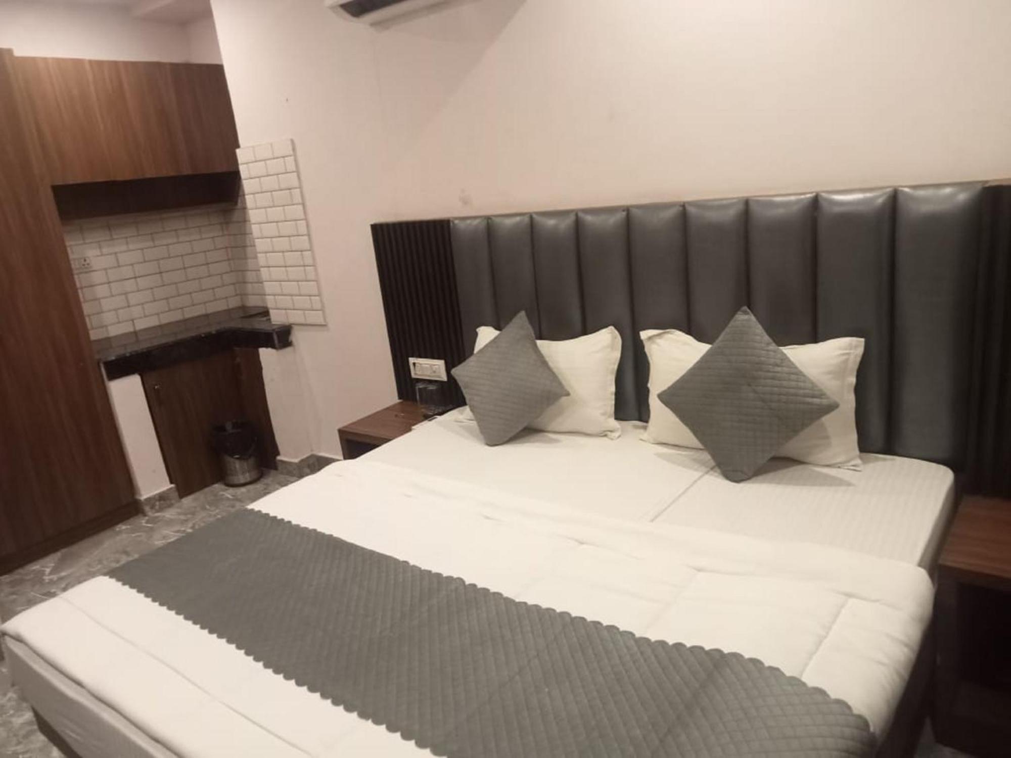 Del Fox Hotel Shanti Residency - Just A Minute Away From New Delhi Railway Station And Connaught Place & 5 Mins From Vfs מראה חיצוני תמונה
