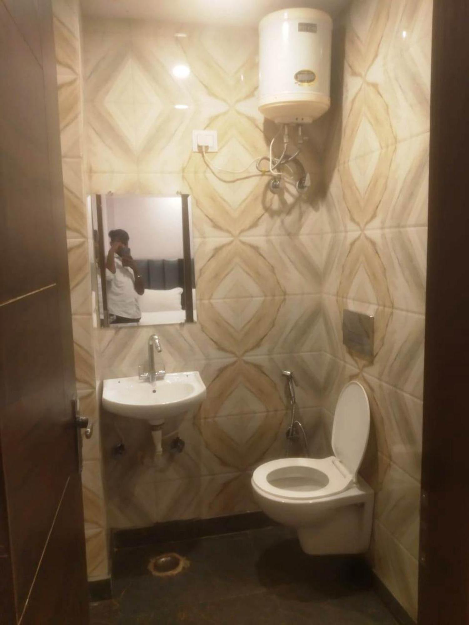 Del Fox Hotel Shanti Residency - Just A Minute Away From New Delhi Railway Station And Connaught Place & 5 Mins From Vfs מראה חיצוני תמונה