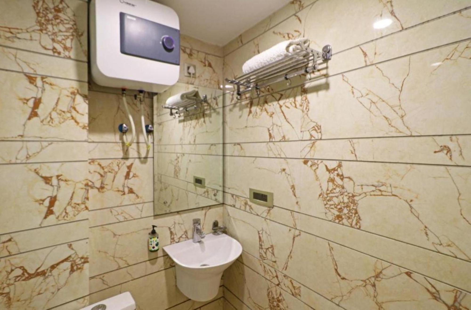 Del Fox Hotel Shanti Residency - Just A Minute Away From New Delhi Railway Station And Connaught Place & 5 Mins From Vfs מראה חיצוני תמונה